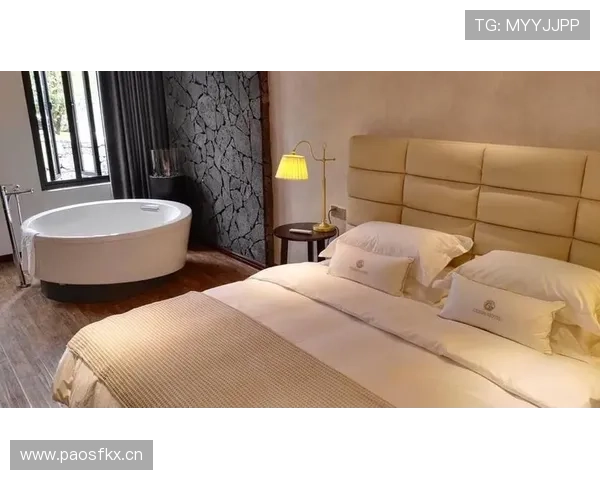 唐佳豪穿拖鞋逛大牌，手上那只包对普通人就是一套房